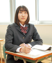 授業中の女子生徒