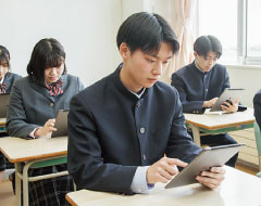 タブレットを利用する生徒